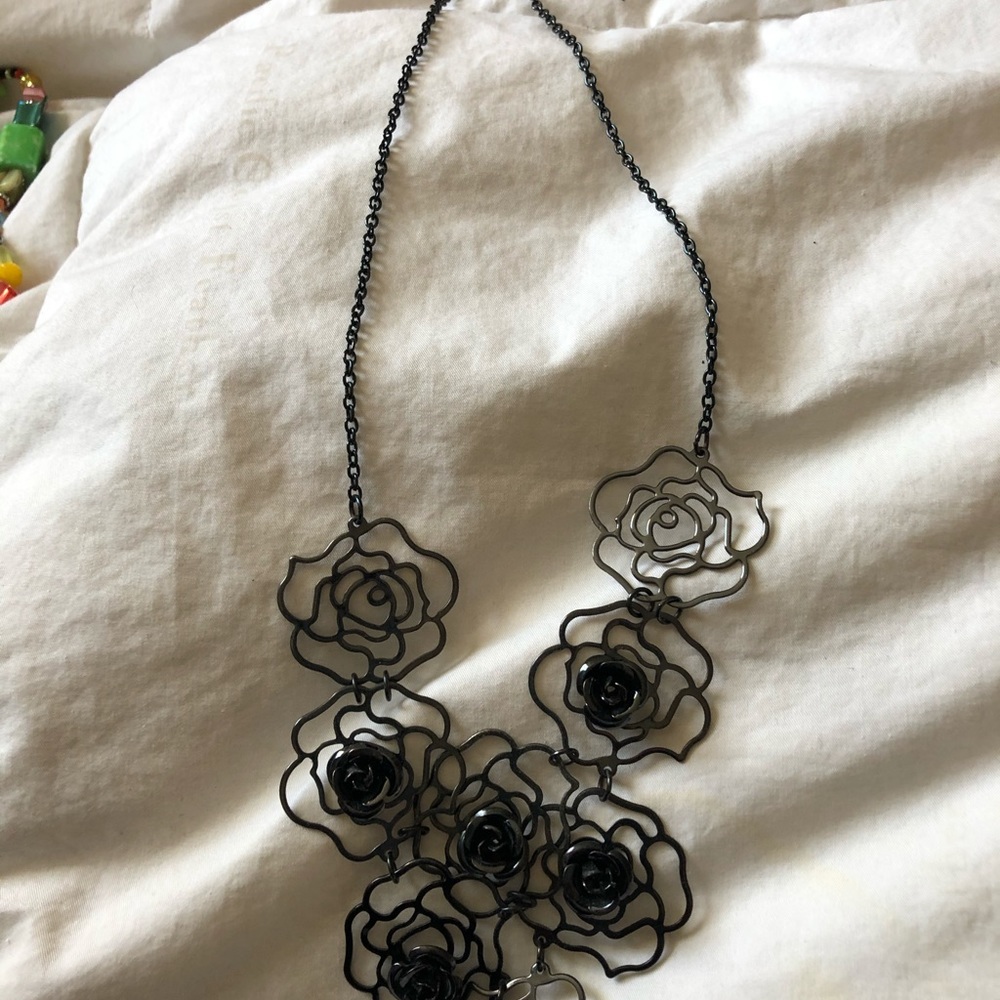 Necklace with rose detail